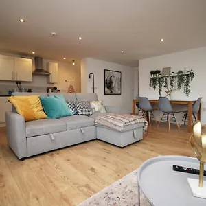 https://flat-1-high-st-batheaston-by-mia-living-stylish-modern.tophotelsbath.com